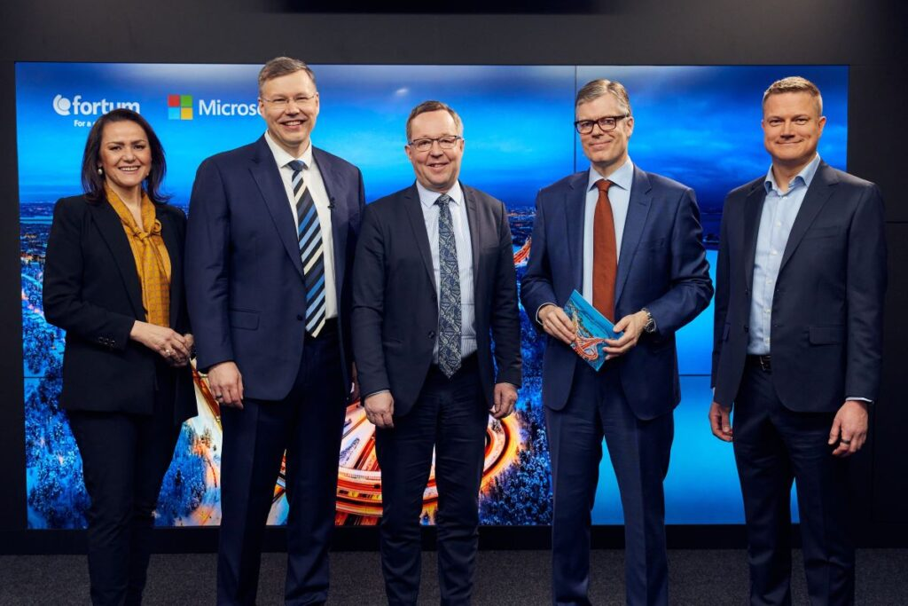 Kuvassa vasemmalta Fortumin Nebahat Albayrak, Microsoftin Pekka Horo, elinkeinoministeri Mika Lintilä,  Fortumin Markus Rauramo, Fortumin Timo Piispa